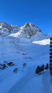 バニェール・ド・ビゴールにあるStudio la Mongie Tourmalet 2 étoilesの山を背景にした雪原