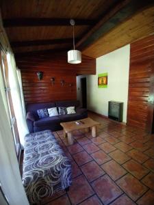 salon z kanapą i stolikiem kawowym w obiekcie Cabañas Lamani w mieście Lago Puelo