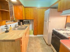 cocina con nevera blanca y fregadero en Home Sweet Home in Grass Valley en Grass Valley