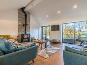 uma sala de estar com dois sofás e uma lareira em 5 Bed in Widemouth Bay 60490 em Clawton