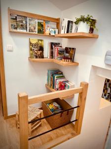 Habitación con estanterías de madera y libros en la pared en Prim'tout, en Ohey