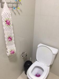 a bathroom with a toilet and a towel on the wall at HOSTEL D´ SALLES (PRÓXIMO AO AEROPORTO) in Palmas