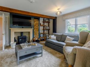 a living room with a couch and a fireplace at 3 Bed in Presteigne 78350 in Kinsham