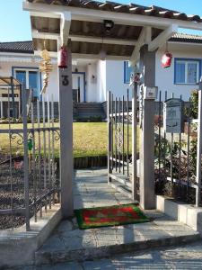 um portão em frente a uma casa com uma cerca em Appartamento romantico indipendente em Gaglianico