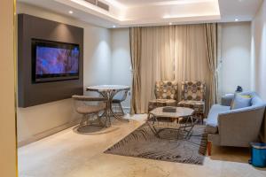 TV a/nebo společenská místnost v ubytování Nersyan Taiba Hotel Apartments