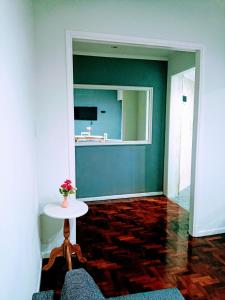 a living room with a table and a mirror at Alquitursur in Avellaneda