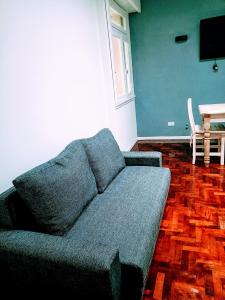 sala de estar con sofá azul y mesa en Alquitursur en Avellaneda