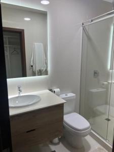 La salle de bains est pourvue de toilettes, d'un lavabo et d'une douche. dans l'établissement Su estadía perfecta Negocio o Turismo, à Santa Cruz de la Sierra