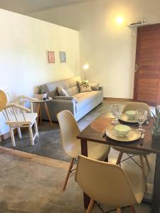 卡彭鎮的住宿－Casas de Aruanda，客厅配有沙发和桌椅