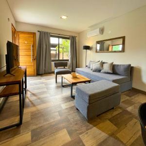 盧漢德庫約的住宿－La Cava Apartments，客厅配有沙发和桌子