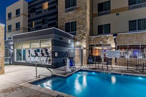 - une piscine dans la cour d'un bâtiment dans l'établissement Fairfield Inn & Suites by Marriott Terrell, à Terrell