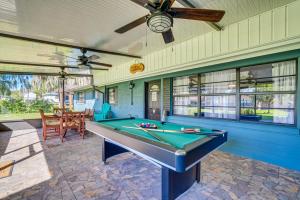 ein Zimmer mit einem Billardtisch auf einem Haus in der Unterkunft Lakefront Florida Retreat with Dock and Kayaks in Lake Panasoffkee