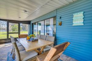 ein Esszimmer mit einem Holztisch und Stühlen in der Unterkunft Lakefront Florida Retreat with Dock and Kayaks in Lake Panasoffkee