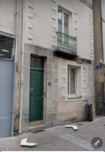 a green door on the side of a building at Charme et confort en plein centre historique in Nantes
