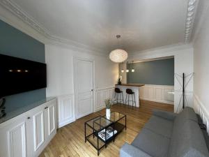 Ein Sitzbereich in der Unterkunft Paris Trocadero: Superbe Appartement Parisien