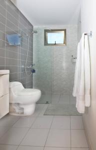 a bathroom with a toilet and a glass shower at Goistay Un Refugio Bohemio Chic in Santo Domingo