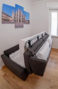 un letto in una camera con due immagini sul muro di Soperga10 a due passi da Stazione Centrale - Milano Real Estate a Milano