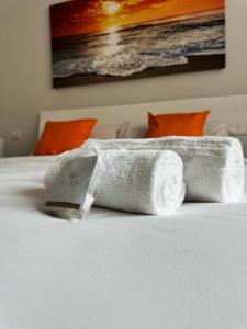 un mucchio di asciugamani su un letto in una stanza di Soperga10 a due passi da Stazione Centrale - Milano Real Estate a Milano