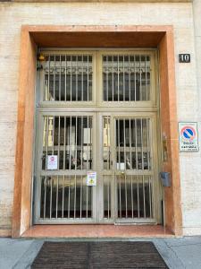 una porta con barre di metallo su un edificio di Soperga10 a due passi da Stazione Centrale - Milano Real Estate a Milano