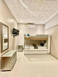 a room with two bunk beds and a mirror at Ayenda Casa Roman in Cartagena de Indias