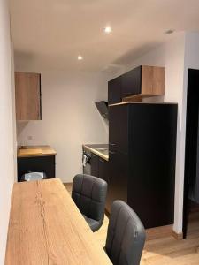 um quarto com uma mesa e cadeiras e uma cozinha em Appartement Gîte Le Marmont em Châtillon-sur-Seine