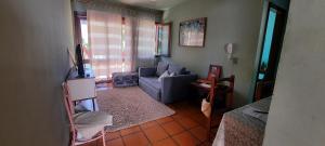 sala de estar con sofá azul y silla en Paz Mania, en Porto Seguro