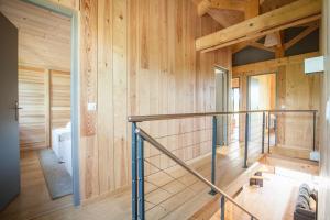 Una habitación con paredes de madera y una escalera en una casa en Villa Des Sittelles - Cap Ferret en Lège-Cap-Ferret