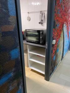 un four micro-ondes installé sur un comptoir dans une cuisine dans l'établissement Les Coulisses - Studio Hyper Central, à Liège