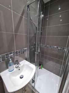 A bathroom at Cheerful 4/5 bed house - Heathrow