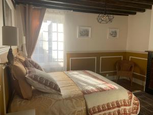 a bedroom with a bed and a window at F&B's Garden 10 min Disneyland Paris in Montry
