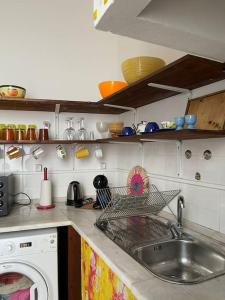 eine Küche mit einer Spüle und einer Waschmaschine in der Unterkunft Solar Das Marés in Fuseta