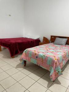 ein Schlafzimmer mit einem Bett in der Unterkunft Yachanapaq Wasi I in Huanta