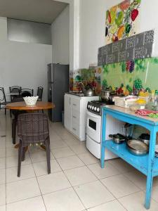 cocina con mesa, fogones y mesa en Yachanapaq Wasi I en Huanta