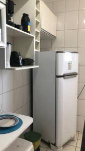 una pequeña cocina con nevera blanca. en Apartamento - Salvador BA, en Salvador