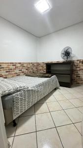 Cantinho familiar 200m Hospital Regional tesisinde bir odada yatak veya yataklar