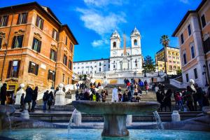 Un groupe de personnes se promenant autour d'une fontaine dans une ville dans l'établissement LoungeFloor Metro A Netflix & Wi-Fi, à Rome