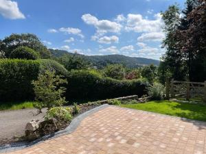 a brick walkway leading to a garden with a fence at Wonderful Property with Parking and a walk into Bakewell in Bakewell