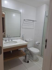 y baño con lavabo, aseo y espejo. en Rio stay Flats- Premium, en Río de Janeiro