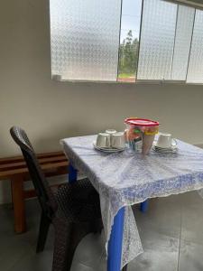 ein blauer Tisch mit Tassen und Untertassen darauf in der Unterkunft Yachanapaq Wasi II in Huanta