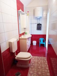 Łazienka z białą toaletą i umywalką w obiekcie Apartments Maslina w mieście Stone Harbor