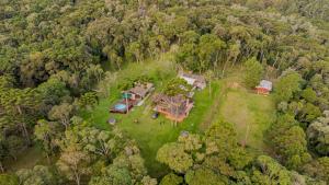 an aerial view of a house in the middle of a forest at Chacara da Dinda in Piraquara