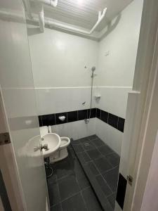 ein Bad mit einem WC und einem Waschbecken in der Unterkunft The George Residence in Tarlac City