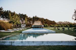 Arelho里奥多普拉多酒店的林地中央的喷泉