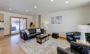 Posezení v ubytování East Wenatchee Oasis 4BR, Pool, Hot Tub, Loop Trail