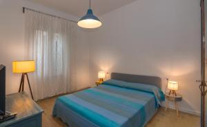 a bedroom with a bed and two lamps and a television at Casa vacanze da Antonio ristrutturata LUGLIO 2023 in Viareggio