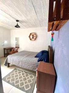 una camera con letto e tavolo di Berlin61 a San Cristóbal de Las Casas