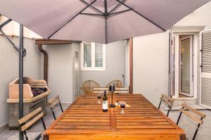 einen Holztisch mit Sonnenschirm in einem Zimmer in der Unterkunft Casa vacanze da Antonio ristrutturata LUGLIO 2023 in Viareggio