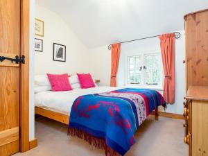 a bedroom with a large bed with red pillows at 3 Bed in Wasdale SZ315 in Nether Wasdale