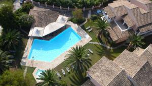 Bazén v ubytování Folies Corfu Town Hotel Apartments nebo v jeho okolí