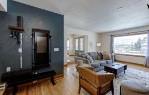 East Wenatchee Oasis 4BR, Pool, Hot Tub, Loop Trail的休息区